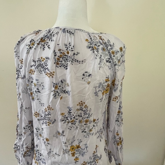 Lucky Brand medium peasant blouse with keyhole front and 3 button closure. - Picture 3 of 9